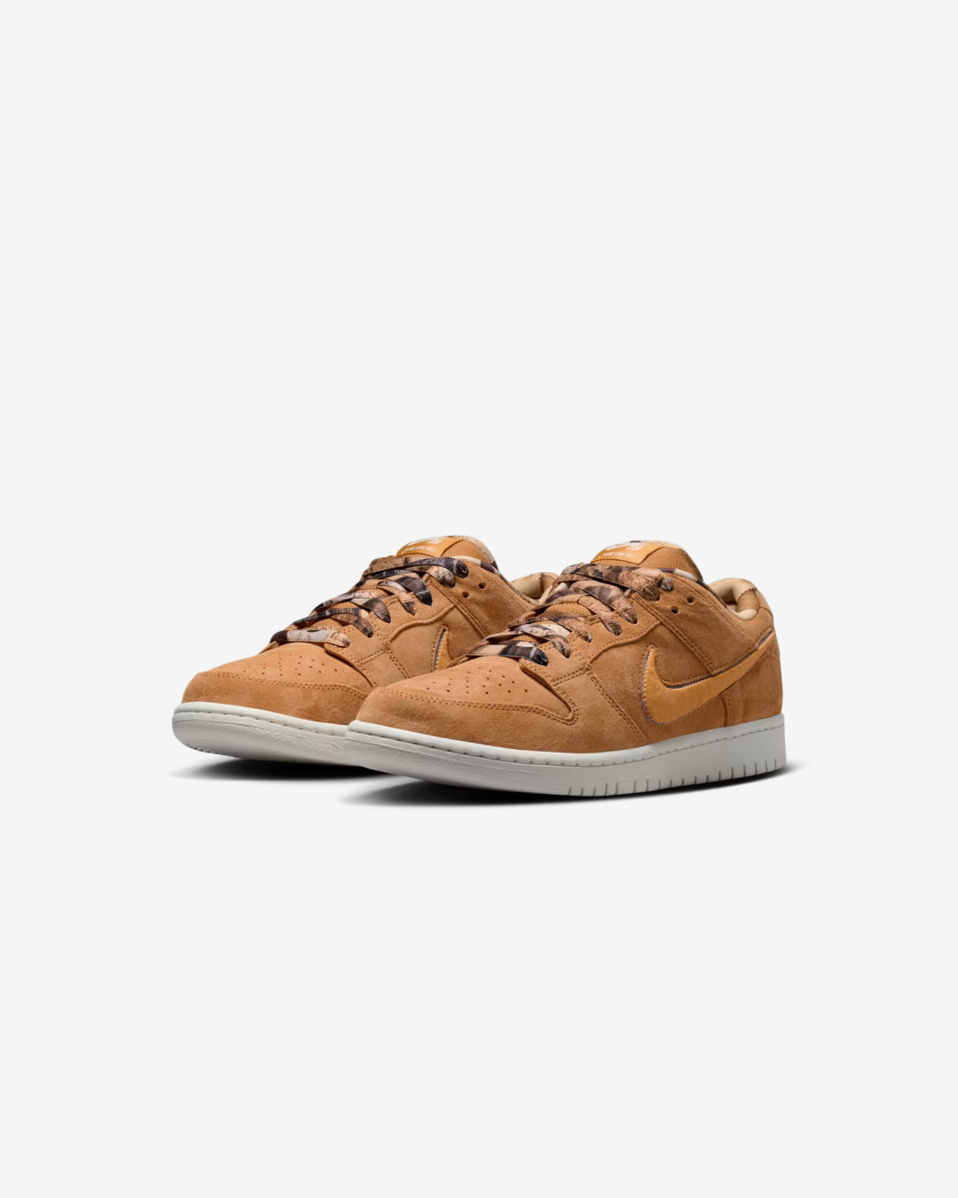 NOTE Manchester x Nike SB Dunk Low  'Flax and Summit White' Sneakers