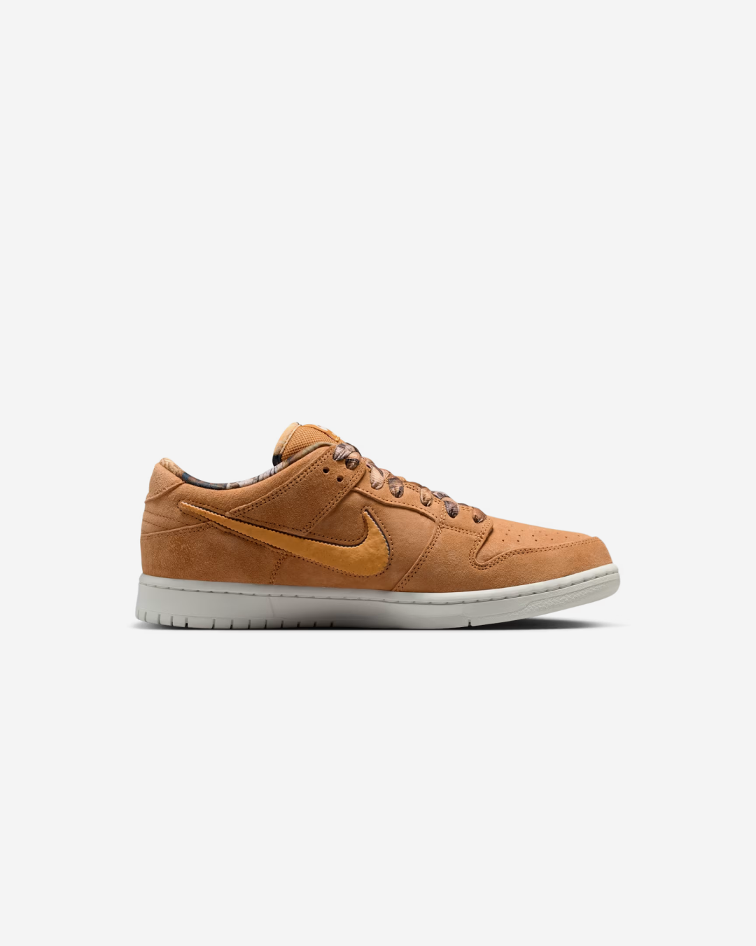 NOTE Manchester x Nike SB Dunk Low  'Flax and Summit White' Sneakers