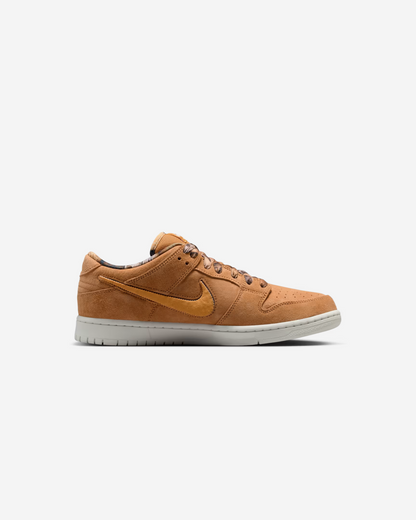 NOTE Manchester x Nike SB Dunk Low  'Flax and Summit White' Sneakers