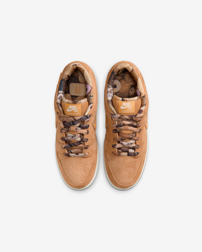 NOTE Manchester x Nike SB Dunk Low  'Flax and Summit White' Sneakers
